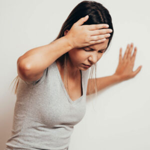 چرا سرگیجه میگیرم؟ ارتباط سرگیجه با گوش داخلی و کمشنوایی 1 «چرا سرگیجه میگیرم؟ شایعترین علتها، علائم خطرناک و راههای درمان سریع را اینجا بخوانید. ارزیابی دقیق سرگیجه و گوش در شبکه متخصصین سمعک شمس.»