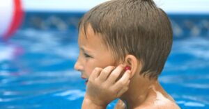 خارش گوش از چی می‌تونه باشه؟ (گوش شناگر)