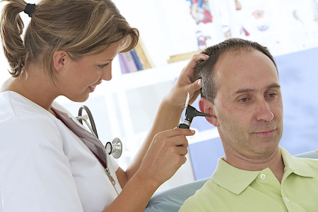 نمایش خدمات جامع کلینیک شنوایی سنجی: شامل تست شنوایی بزرگسالان، تنظیم سمعک برای سالمندان و معاینه شنوایی تخصصی کودکان.