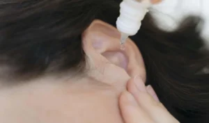 تمیز کردن گوش : راهنمای جامع برای حفظ سلامت کانال شنوایی 2 بهترین روشهای تمیز کردن گوش