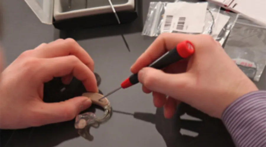 راهنمای جامع عیب‌یابی و رفع مشکلات رایج سمعک