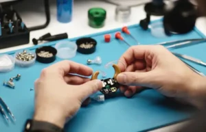 راهنمای جامع عیب‌یابی و رفع مشکلات رایج سمعک