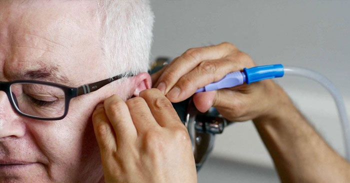 ساکشن گوش یا شستشوی گوش؟ کدام روش بهتر و ایمن‌تر است؟ شبکه متخصصین سمعک(شمس)